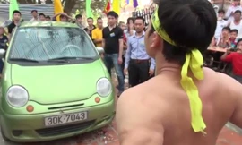 Võ sư đóng đinh qua yết hầu kéo xe ô tô