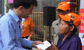 Cụ Nguyễn Thị Bảng cảm động và bất ngờ khi được tặng vé.