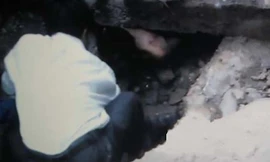 Người dân phải rất khó khăn mới có thể đưa nam thanh niên ra ngoài.