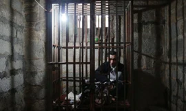 Giải cứu người đàn ông bị nhốt trong lồng 8 năm