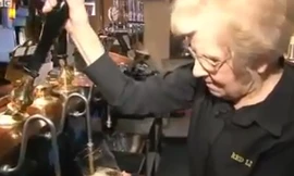 Cụ bà 100 tuổi vẫn làm nhân viên pha chế