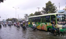 Đường phố Cần Thơ chìm trong nước do triều cường