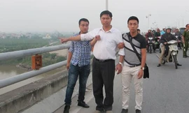 Dẫn giải Nguyễn Mạnh Tường đến hiện trường vứt xác nạn nhân. 