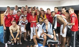 Đức thắng tưng bừng, Thủ tướng vào tận phòng thay đồ chia vui