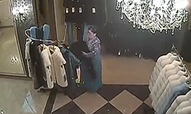 Nhét đồ ăn trộm vào trong váy ở tiệm quần áo