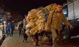 Những xe hàng nặng được kéo từ trong chợ ra ngoài. Ảnh: Thanh Hà.