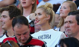 Đức thắng nhờ bạn gái Khedira mặc áo trái