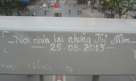 Giới trẻ Hà thành tỏ tình trên thành cầu vượt cho người đi bộ