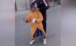 Nam thanh niên xoay bà cụ như chong chóng