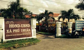 Trụ sở xã Phú Thuận là nơi tổ chức đãi tiệc vui con gái ông Chủ tịch xã chưa tròn 16 tuổi.