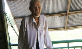 Dù con cháu và bà con chòm xóm khuyên cụ ở nhà cho khoẻ nhưng cụ Cưng nhất quyết đi xin trở lại.