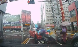 Ô tô húc văng người đang dừng đèn đỏ rồi bỏ chạy