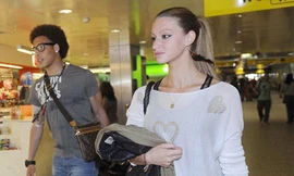 Rafaella Szabo (phải) kiểm soát chặt chẽ Axel Witsel.