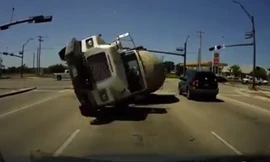 Hết hồn xe tải mất lái lao thẳng vào ôtô