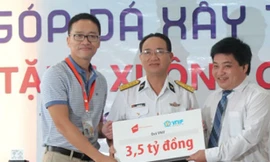 Ông Lê Hồng Minh, Tổng Giám đốc công ty VNG, đại diện quỹ VNIF trao tặng số tiền trang bị tàu CQ cho đại diện quân chủng Hải Quân.
