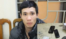 Đối tượng Hoàng Tùng và tang vật. Ảnh do cơ quan công an cung cấp