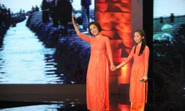 Diva Mỹ Linh và con gái Mỹ Anh thể hiện ca khúc "Đưa cơm cho mẹ đi cày".