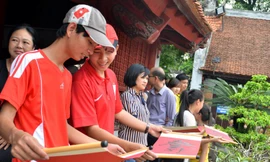 Sĩ tử đổ về Văn Miếu cầu may