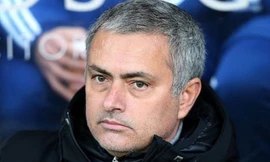 Mưu mẹo như HLV Mourinho cũng có lúc bị fan Arsenal chơi xỏ.