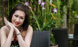 Ý Lan gợi cảm ở tuổi 60