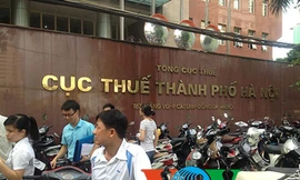 Ngay từ sáng sớm số lượng người đến nộp hồ sơ thi tuyển tại Tổng cục Thuế đã rất đông.