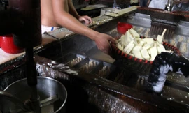 Xem “công nghệ” làm kem bẩn trên miệng cống nước thải