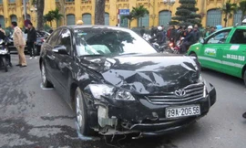 Toyota Camry gây tai nạn liên hoàn