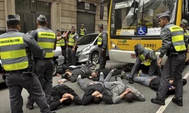 Cảnh sát Brazil trấn áp hooligan.