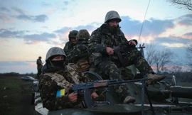 Ukraine đưa xe tăng áp sát miền Đông