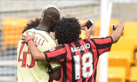 Fan cuồng lao xuống sân... 'tự sướng' với Balotelli