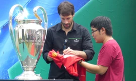 Van Nitelrooy ngỡ ngàng trước sự cuồng nhiệt của CĐV Việt