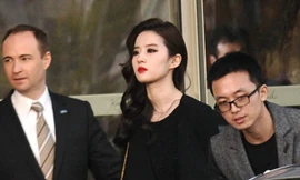 Lưu Diệc Phi hóa thân nữ tiếp viên hàng không xinh đẹp