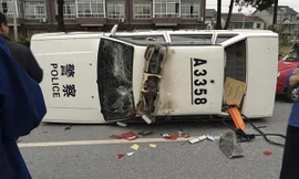 Người biểu tình lật xe của cảnh sát (Nguồn: Reuters)