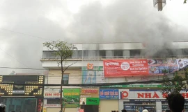 [VIDEO] Nhà ba tầng phát hỏa, khói đen phủ kín trời
