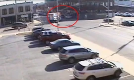 Xế hộp đi với tốc độ cao, mất lái đâm sập nhà