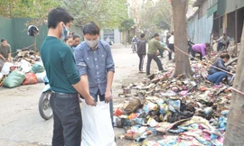 Sau đám cháy, chủ kho hàng đi nhặt từng gói bột canh