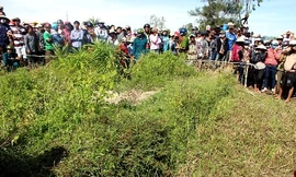 Rất đông người dân chứng kiến hiện trường vụ việc.