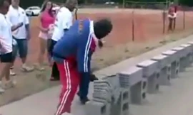 Dùng tay đập vỡ 584 viên gạch trong gần 1 phút