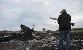 Một tay súng ly khai tại hiện trường vụ rơi máy bay MH17. (Nguồn: AP)