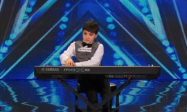 Bé 9 tuổi đánh đàn piano khiến giám khảo hét toáng, kêu trời