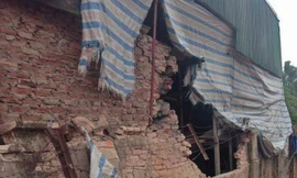 Bức tường nhà ông Sang bị xe ben đè vào làm thủng một lỗ trên tường.