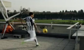 Cú sút ngoạn mục Carlos Tevez từ trên nóc nhà