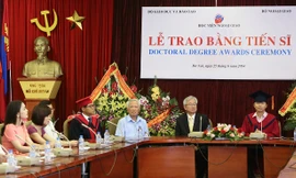 Nguyên Phó Thủ tướng Vũ Khoan (áo trắng) và Đại sứ Hàn Quốc tại Việt Nam Jun Dae Joo (bìa phải) chúc mừng ngài Công sứ kiêm Tổng lãnh sự Park Noh Wan (bìa trái).