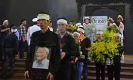 Hàng ngàn người đưa tiễn nhà văn Tô Hoài