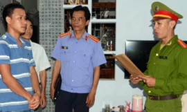 Công an đọc lệnh bắt khẩn cấp Lê Hữu Hiếu - Ảnh: Thu Sen