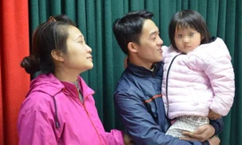 Sáng 15/12, hai vợ chồng chị Duyên đến cơ quan công an đón cháu Hằng về với gia đình.