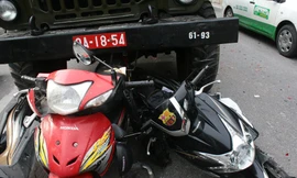 Chiếc xe biển đỏ mất lái đâm liên tiếp vào 4 chiếc xe máy.