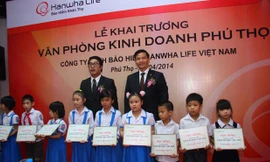 Đại diện Hanwha Life Việt Nam trao học bổng cho học sinh nghèo hiếu học của Trường Tiểu học Vân Cơ