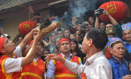 Trai làng kéo lửa thổi cơm 