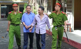 Hai bị cáo được dẫn đi sau phiên toà.